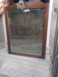Specchio con cornice in legno 
