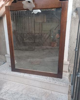 Specchio con cornice in legno 