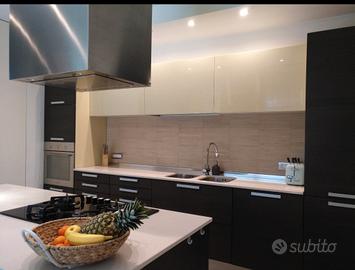 cucina con elettrodomestici