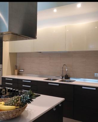 cucina con elettrodomestici