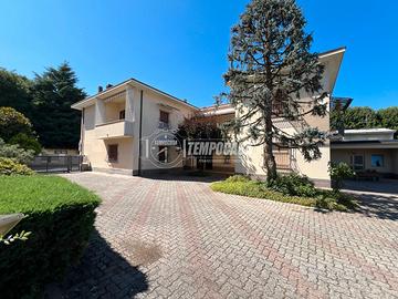 Ampio trilocale con giardino!