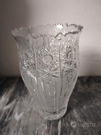 Vaso portafiori in cristallo lavorato. 