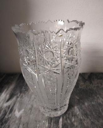 Vaso portafiori in cristallo lavorato. 