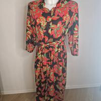 Abito a fiori con cintura in vita