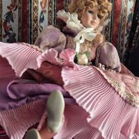 Bambola femminile con vestito rosa