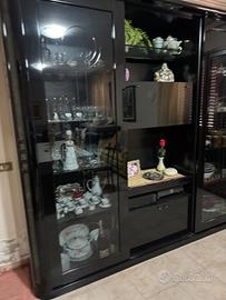 vetrina+ appendiabiti con specchio + tavolo sedie