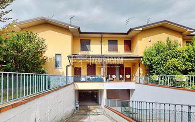 Villa a schiera con giardino e garage