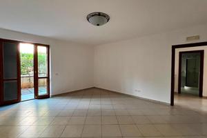 Appartamento con box auto e giardino