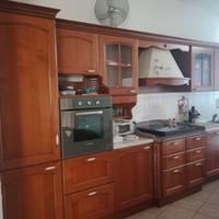 Mobili in legno cucina, letto, tavolo, salotto