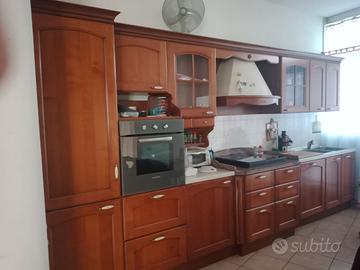 Mobili in legno cucina, letto, tavolo, salotto