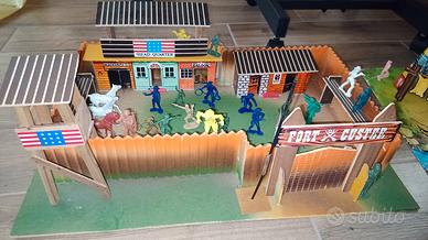 fortino con soldati e accampamento indiani