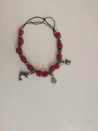 Bracciale con perline rosse e ciondoli