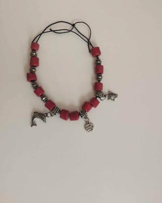 Bracciale con perline rosse e ciondoli