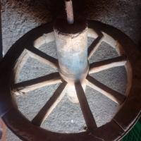 Vecchia ruota in legno di cariola vintage.