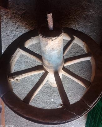 Vecchia ruota in legno di cariola vintage.