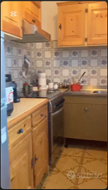 Mobili cucina e pensile sovra lavabo bagno