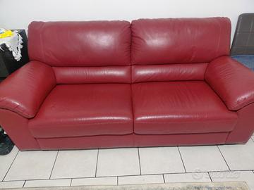 divano in pelle rossa 
