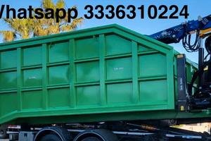 Cassone scarrabile con gru caricatore