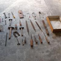 set di attrezzi vintage manuali assortiti