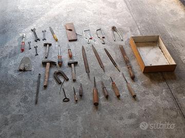 set di attrezzi vintage manuali assortiti