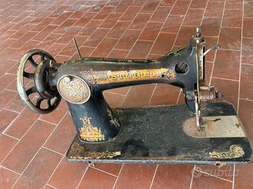 Macchina da cucire Singer antica