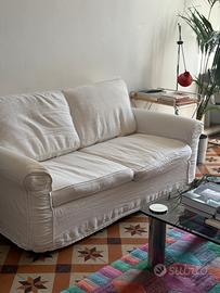 Divano due posti completamente sfoderabile.