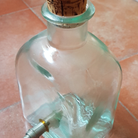 Bottiglia in vetro vintage con rubinetto sul fondo