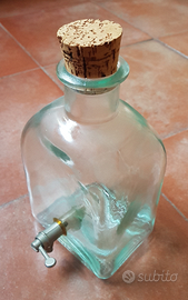 Bottiglia in vetro vintage con rubinetto sul fondo
