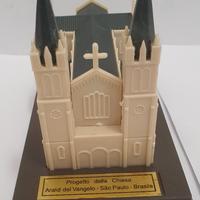 modellino di chiesa in plastica 