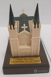 modellino di chiesa in plastica 