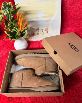 Stivaletti da donna UGG Ultra Mini castagna EU 39