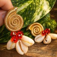 Orecchini estivi con conchiglie e perline rosse