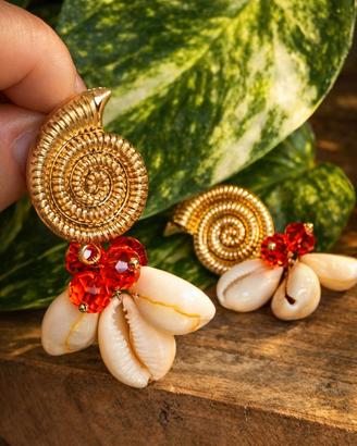 Orecchini estivi con conchiglie e perline rosse