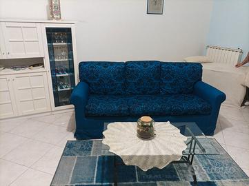 Divano 3 posti con tavolino in vetro e tappeto