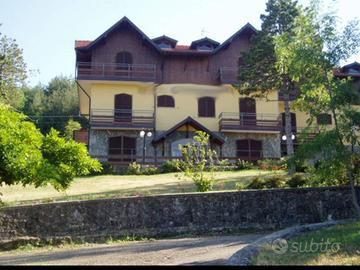 Attività / Licenza di 450 m² con più di 5 locali a