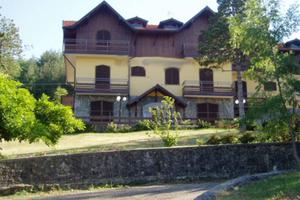Attività / Licenza di 450 m² con più di 5 locali a