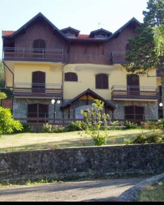 Attività / Licenza di 450 m² con più di 5 locali a