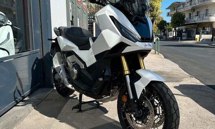 Honda X-ADV 750 bianca