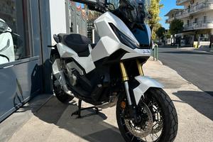 Honda X-ADV 750 bianca