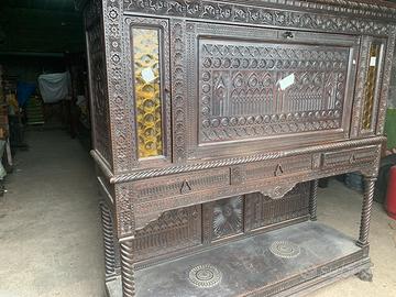 Credenza o madia completamente intagliata