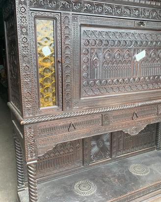 Credenza o madia completamente intagliata