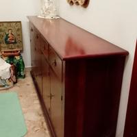 Credenza con cassetti.