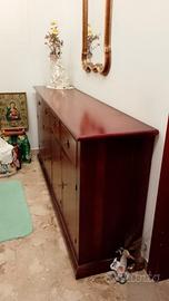 Credenza con cassetti.
