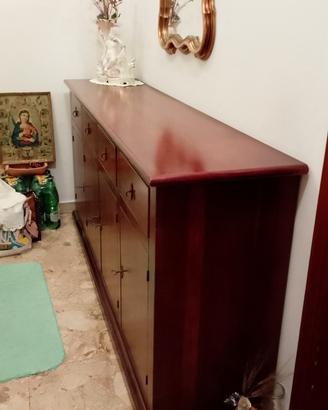 Credenza con cassetti.