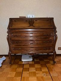 Scrittoio in legno e comodini camera letto