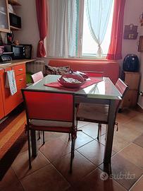 tavolo in vetro con sedie