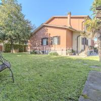 ELEGANTE VILLA UNIFAMILIARE CON AMPI SPAZI E GIARD