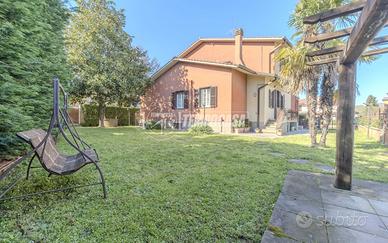 ELEGANTE VILLA UNIFAMILIARE CON AMPI SPAZI E GIARD
