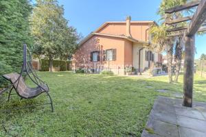 ELEGANTE VILLA UNIFAMILIARE CON AMPI SPAZI E GIARD