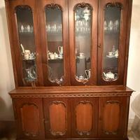 Credenza/vetrina classica in legno intagliato